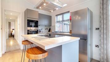 Fridge, oven, stovetop, dishwasher