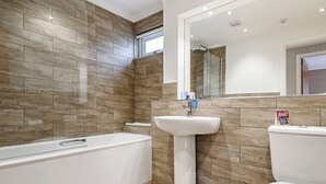 Ein Badezimmer mit Badewanne, Waschbecken und Toilette.