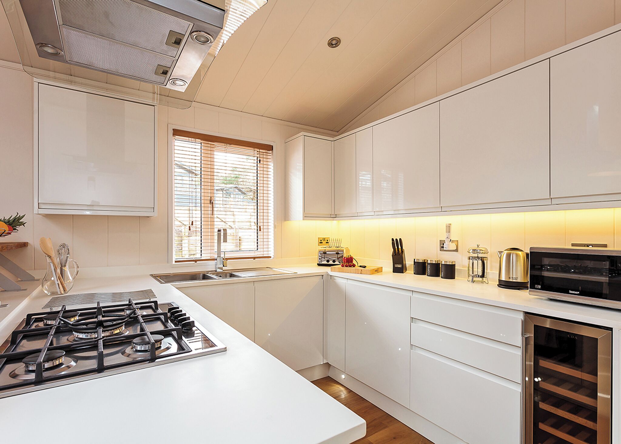 Een koelkast, een oven, een kookplaat, een vaatwasser