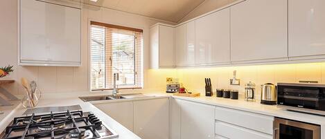 Refrigerador, horno, parrilla de estufa y lavavajillas