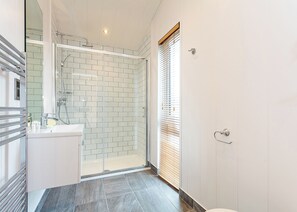 Bathroom - 1 bedroom accommodation in Wootton Bridge, Nr Cowes (Wootton Bridge, Nr Cowes)