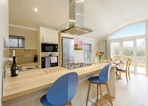 Réfrigérateur, four, plaque de cuisson, grille-pain