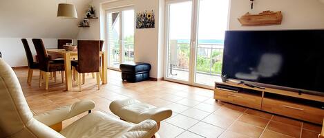 Een televisie, een open haard, boeken en een stereo