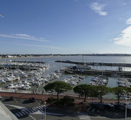 Near beach, port and town center - Bright - Lift - Free Wi-Fi