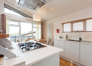 Réfrigérateur, un four, surface de cuisson, lave-vaisselle