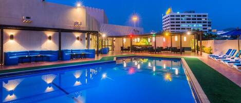 Una piscina techada, una piscina al aire libre