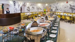 Un buffet proposant une variété de plats et un espace réservé aux réceptions.