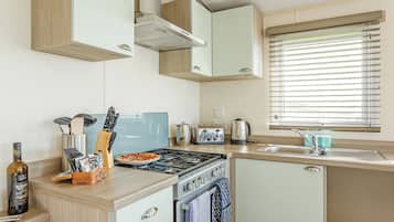 Réfrigérateur, four, plaque de cuisson, grille-pain