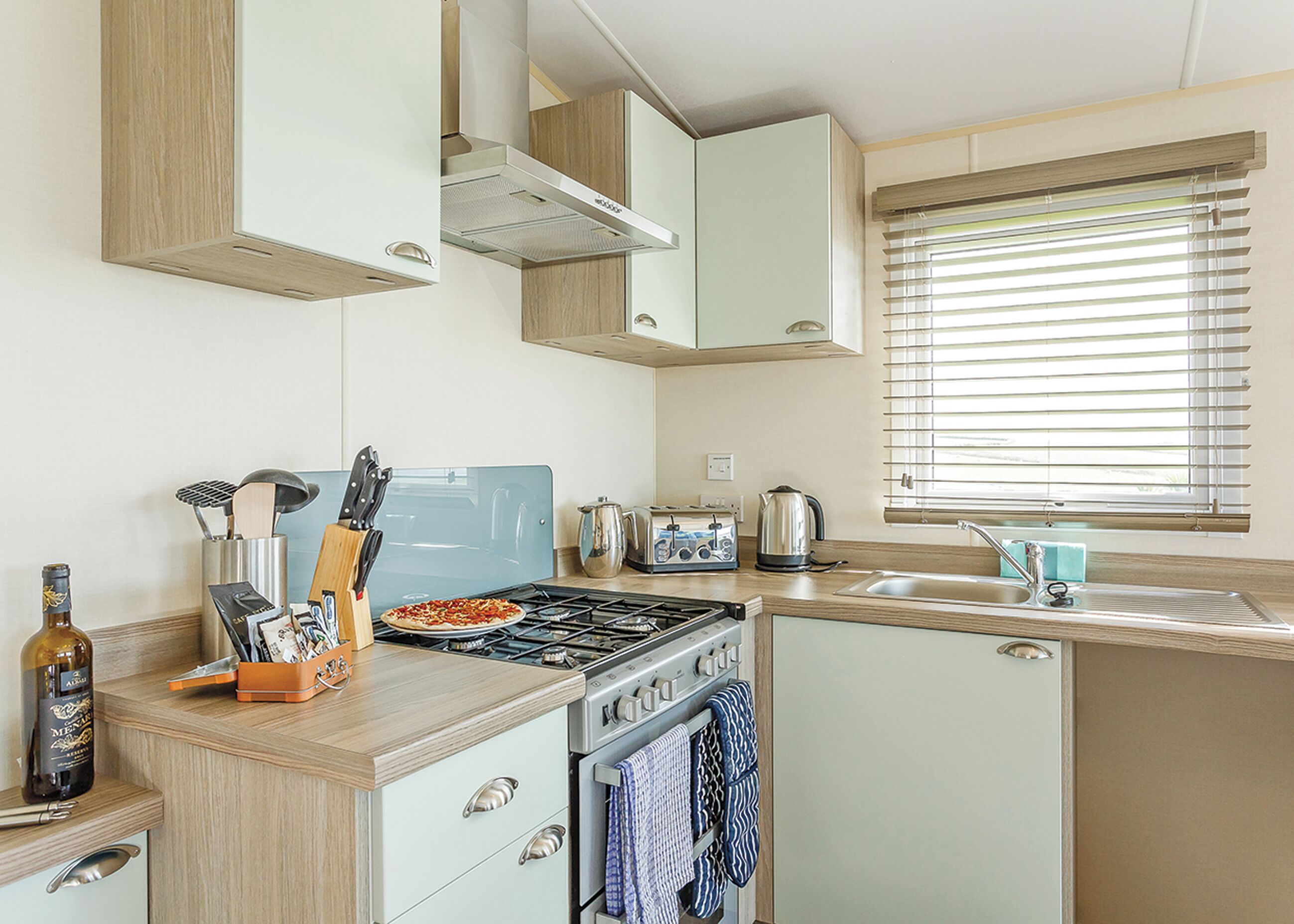 Réfrigérateur, four, plaque de cuisson, grille-pain