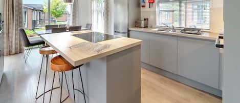 Fridge, oven, stovetop, dishwasher