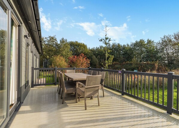 Outdoor dining - 4 bedroom accommodation in Ashbourne (Ashbourne)