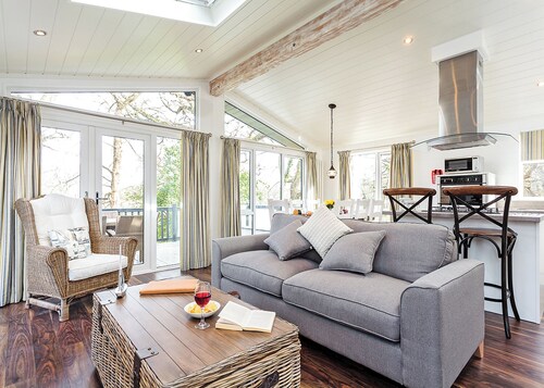 4 bedroom accommodation in Wootton Bridge, Nr Cowes