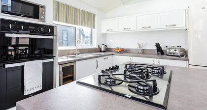 4 bedroom accommodation in Wootton Bridge, Nr Cowes
