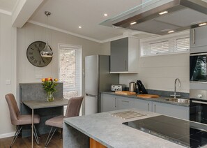 Fridge, oven, stovetop, dishwasher - This charming one-bedroom lodge boasts all the home comforts you need. (Cheddar)