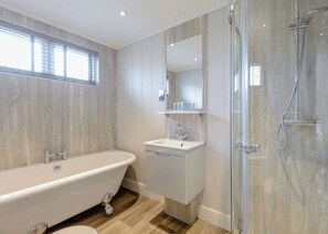 Bathroom - 2 bedroom accommodation in Wootton Bridge, Nr Cowes (Wootton Bridge, Nr Cowes)