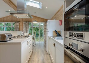 Oven - 2 bedroom accommodation in Wootton Bridge, Nr Cowes (Wootton Bridge, Nr Cowes)