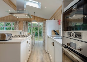 Oven - 2 bedroom accommodation in Wootton Bridge, Nr Cowes (Wootton Bridge, Nr Cowes)