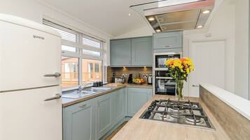 Réfrigérateur, four, plaque de cuisson, grille-pain