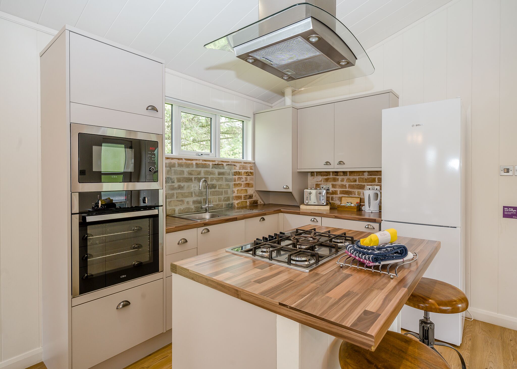 Fridge, oven, stovetop, dishwasher