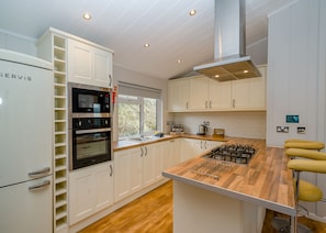 Refrigerador, horno, parrilla de estufa y lavavajillas 