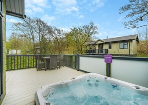 Outdoor dining - Uvedale Premier Select (Bewaldeth, Keswick)