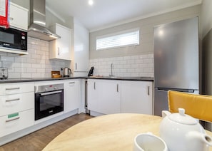 Jääkaappi, uuni, liesi, astianpesukone