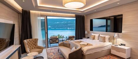 Suite presidencial | Minibar y caja de seguridad en la habitación