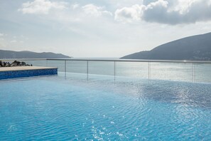 Een seizoensgebonden buitenzwembad en gratis zwembadcabana's