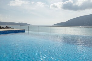 Una piscina al aire libre de temporada, cabañas de piscina gratuitas