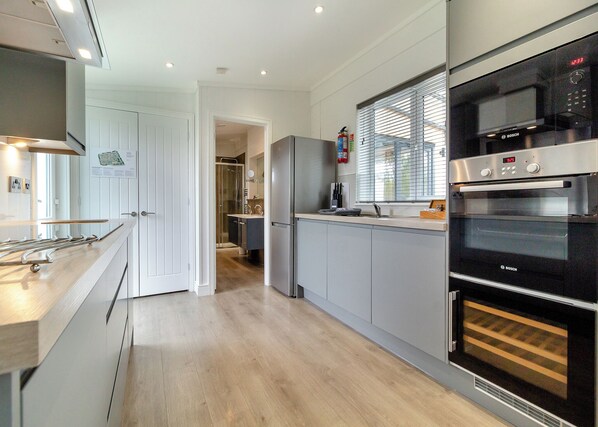 Fridge, oven, stovetop, dishwasher - 1 bedroom accommodation in Pentney, King&rsquo;s Lynn (Pentney, King&rsquo;s Lynn)