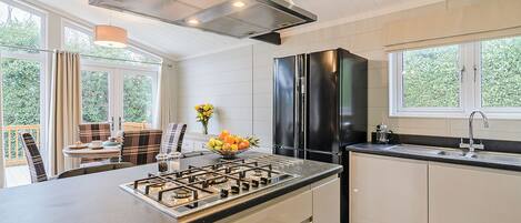 Refrigerador, horno, parrilla de estufa y tostadora