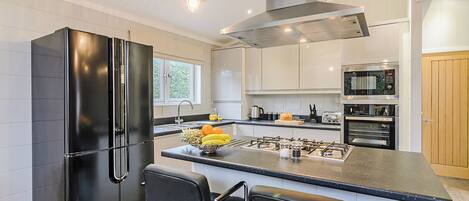 Refrigerador, horno, parrilla de estufa y tostadora