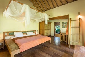 Comfort-Doppel- oder -Zweibettzimmer | Individuell dekoriert, individuell eingerichtet, Schreibtisch