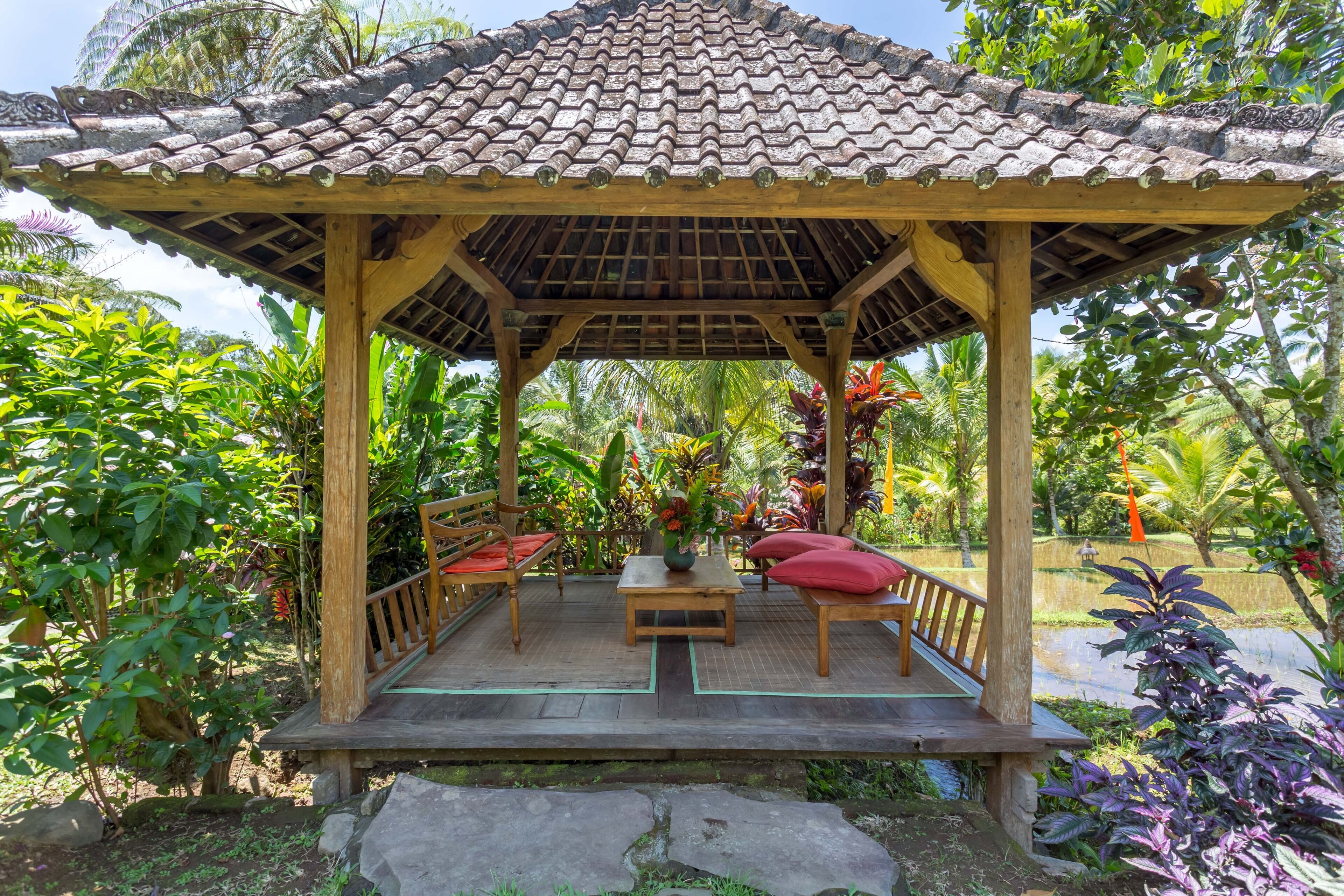 Habitación Deluxe con 2 camas individuales | Decoración personalizada, muebles diferentes y escritorio 