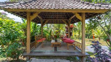 Habitación Deluxe con 2 camas individuales | Decoración personalizada, muebles diferentes y escritorio