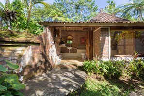 Deluxe Twin Room | Bathroom | Free toiletries - Prana Dewi Mountain Resort (Penebel)
