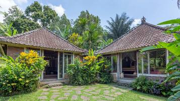 Deluxe Twin Room | Individually decorated, individually furnished, desk, laptop workspace