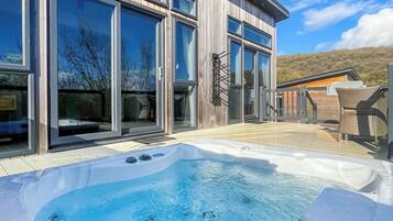 Bañera de hidromasaje al aire libre