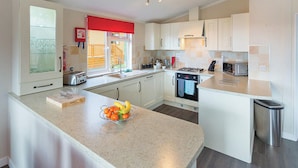 Fridge, oven, stovetop, dishwasher - Cheddar Lodge Premier WF (Cheddar)