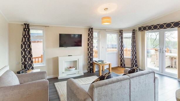 TV - Cheddar Lodge Premier WF (Cheddar)