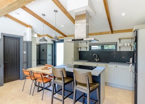 Kühlschrank, Ofen, Geschirrspüler, Kochgeschirr/Geschirr/Besteck