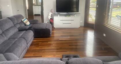 Beautiful studio apartment/  huge spa bath/king bed outdoor dinning