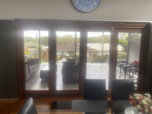 Beautiful studio apartment/  huge spa bath/king bed outdoor dinning 