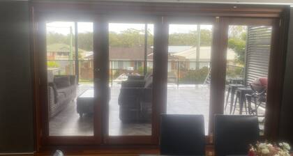 Beautiful studio apartment/ huge spa bath/king bed outdoor dinning