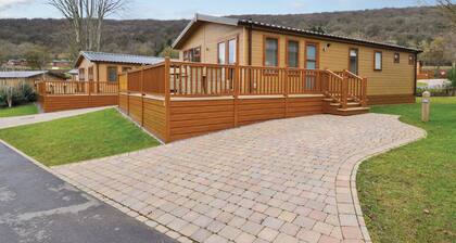 Axbridge Lodge Premier