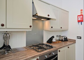 Kjøleskap, ovn, kokeplater og oppvaskmaskin