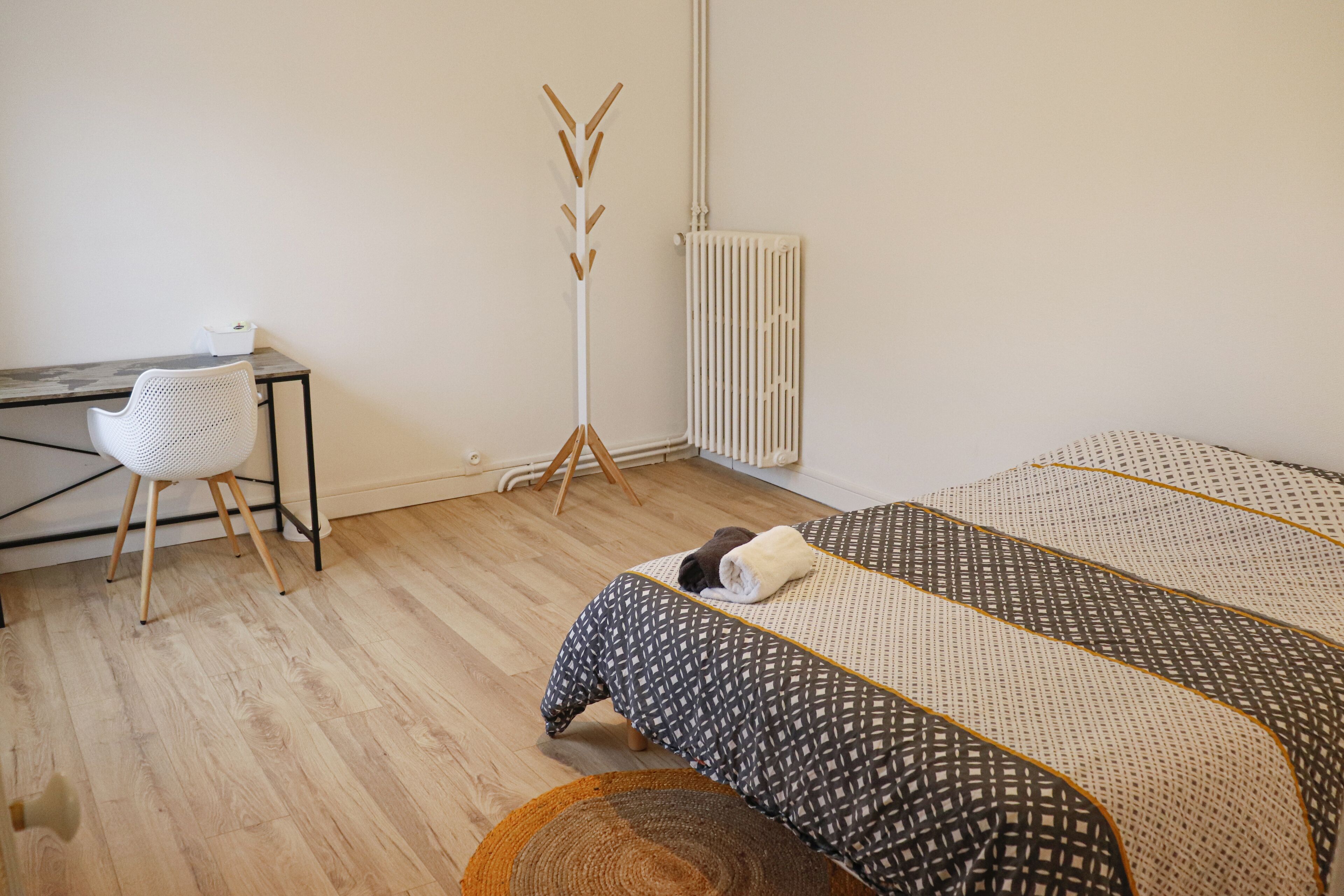 3 slaapkamers, een bureau, een strijkplank/strijkijzer, reisbedje