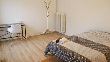 3 slaapkamers, een bureau, een strijkplank/strijkijzer, reisbedje