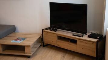 Smart-tv, een open haard en boeken