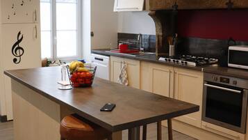 Een koelkast, een microgolfoven, een oven, een kookplaat